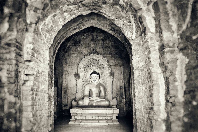 Sitzender Buddha in der Tempelanlage Bagan Burma Myanmar. von Ron van der Stappen