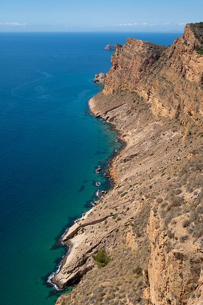 Klippen ragen über dem Mittelmeer empor von Adriana Mueller