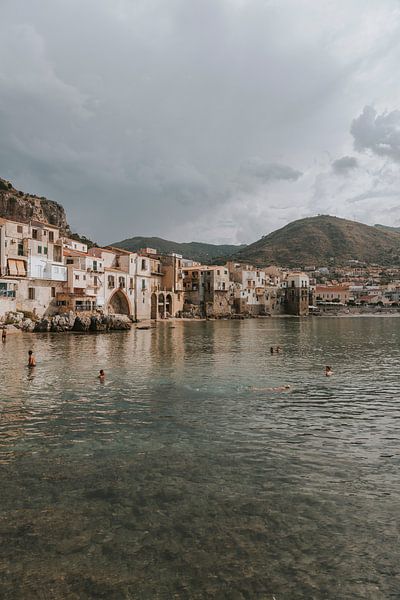 Vue de la ville et de l'eau de Cefalu, Sicile Italie par Manon Visser