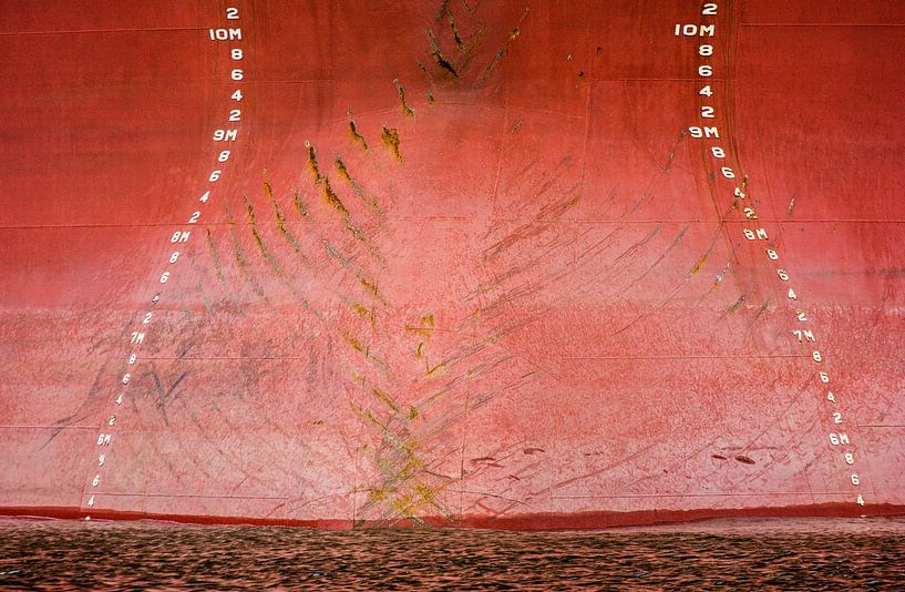 Bug des Schiffes im Hafen mit den Ankerspuren. von scheepskijkerhavenfotografie