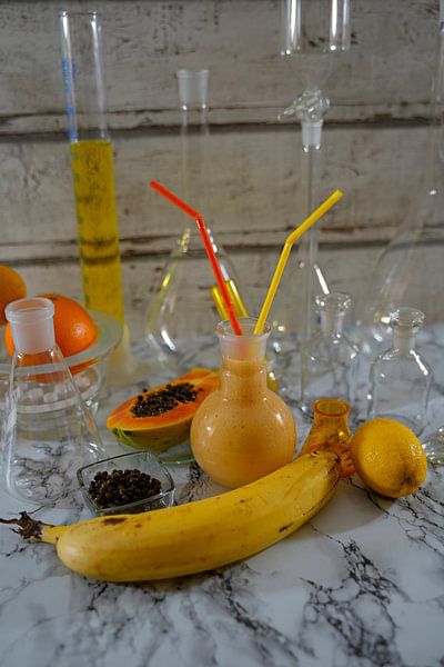 smoothie aux fruits avec du gingembre et du rhum. cocktails colorés servis dans le laboratoire par Babetts Bildergalerie
