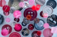 Zwevende knopen boven lichte ondergrond