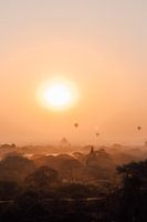 Sonnenaufgang mit Ballons und Tempeln in Bagan, Myanmar.