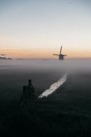 Lever de soleil brumeux au passage du moulin à Aarlanderveen