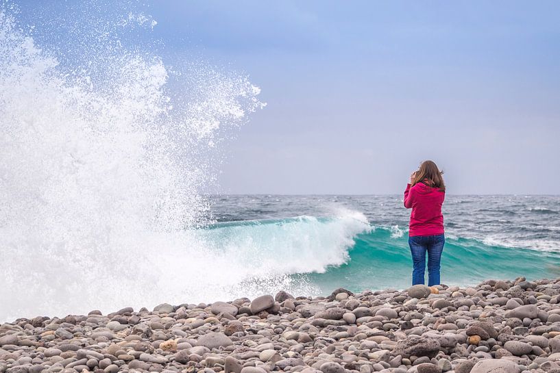 Young girl watching a stormy sea. von Carlos Charlez