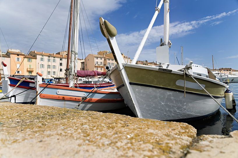 Saint Tropez avec de vieux petits bateaux de pêche typiques dans le port sous le soleil, Cote d&#039;Azur, Riviera française par Andreas Freund