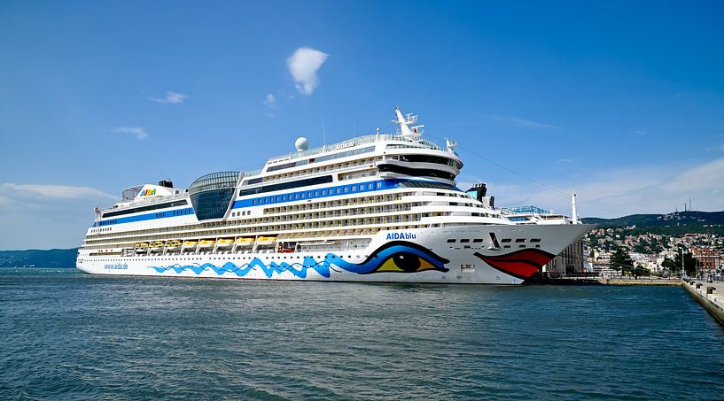 Cruise ship by artpictures.de