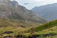 Chalet rouge dans les montagnes espagnoles