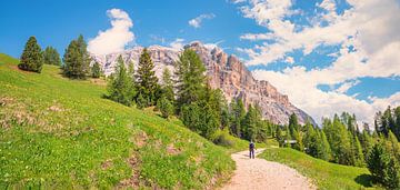 Wanderer auf dem Heiligkreuzkofel Wanderweg Südtirol