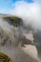 Mist over de  krijtrotsen van Etretat bij Normandië