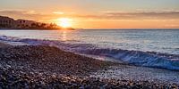 Sonnenaufgang am Strand von Menton in Frankreich