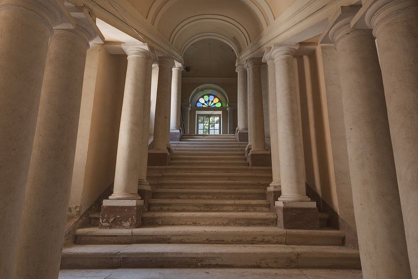 Treppenhaus mit Säulen von Perry Wiertz