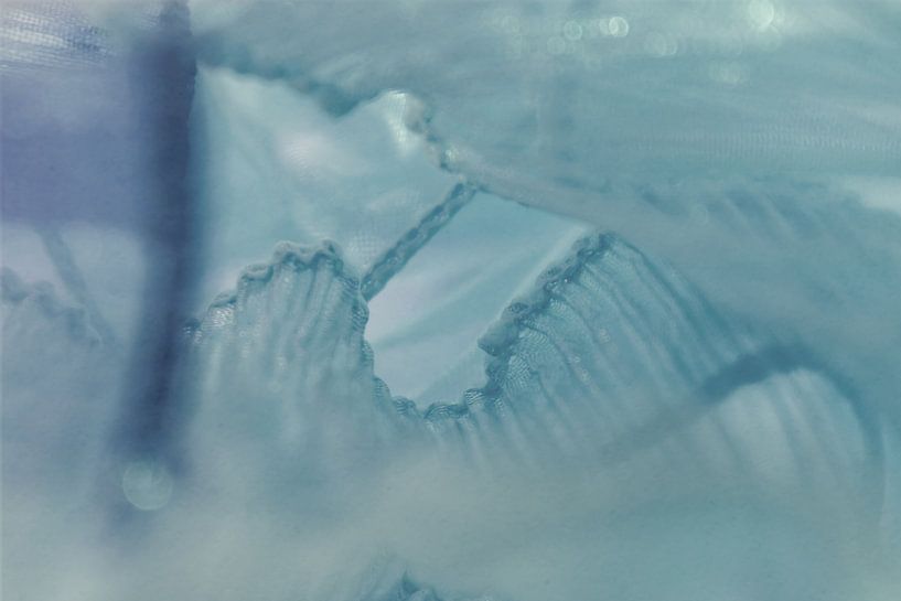 Sanfte Wellen aus Stoff – Ein Hauch von Eleganz von Mixed media vector arts