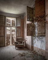 Fauteuil in verlaten villa