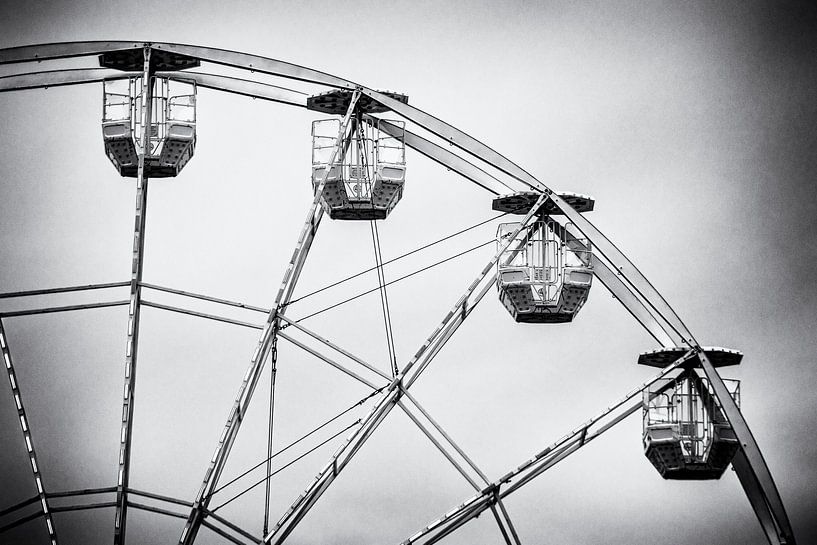 Grande roue de carnaval rétro en noir et blanc par Andreea Eva Herczegh