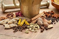 Mortier traditionnel marocain en cuivre avec des herbes séchées