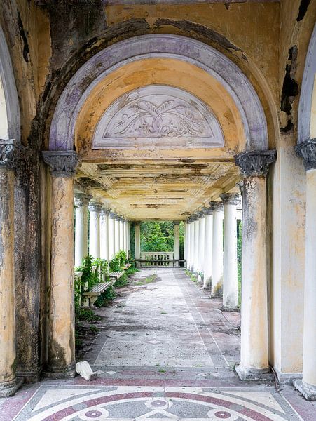 Korridor im verlassenen Bahnhof. von Roman Robroek – Fotos verlassener Gebäude