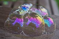 Seifenblasen-Cluster auf Holz