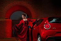 Rotes Kleid gegen Rot Alfa Romeo MiTo