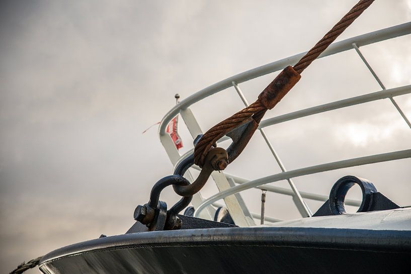 Fishing in the port by scheepskijkerhavenfotografie