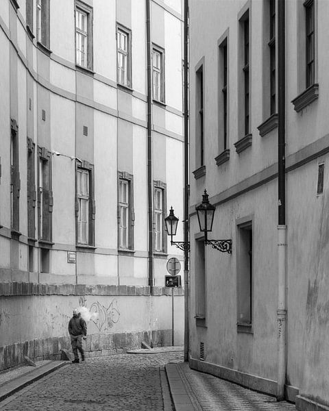 Hochformat einer leeren Straße im Herzen von Prag von Anges van der Logt