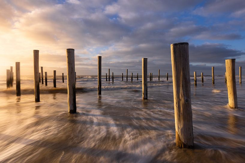 Sonnenuntergang am Strand bei Petten. Schöne Wolken ziehen mit dem kalten Nordwind vorbei, während d von Bas Meelker
