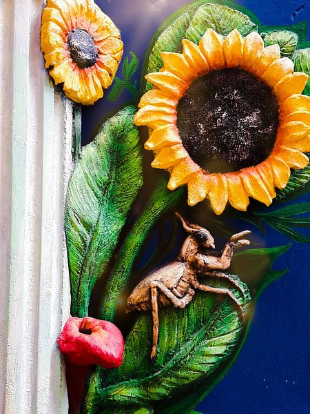 Insekt met zonnebloemen by Renee Alexandra Serlier