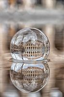 Das Kolosseum in Rom durch eine Glaskugel