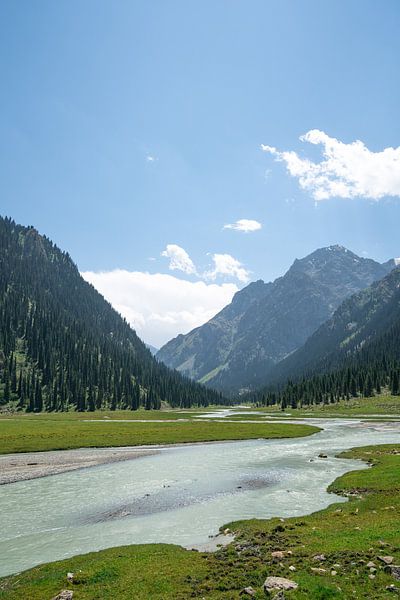 Un fleuve à travers les montagnes au Kirghizstan par Mickéle Godderis