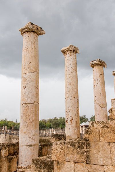 Colonnes sur les ruines romaines de Bet She An en Israël par Joost Adriaanse