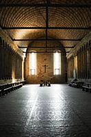 Symmetrisches Sonnenlicht: ein teilweise warm beleuchteter Raum in der Abbaye du Mont Saint-Michel