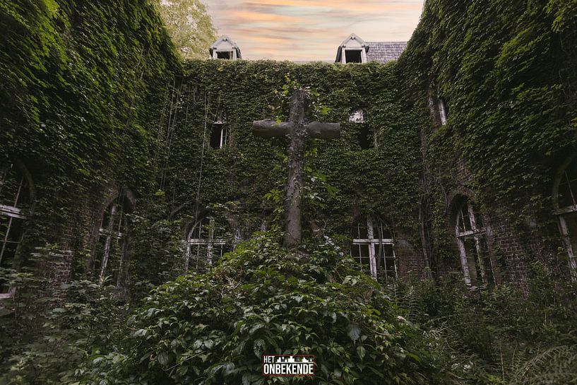 Cour d'un monastère abandonné. par Het Onbekende