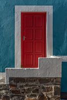 Wit omlijste rode deur in blauwe wand | Urbanfoto Afrika