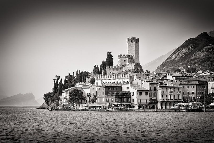 Photographie en noir et blanc : Malcesine / Lac de Garde par Alexander Voss