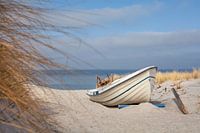 Fischerboot in den Dünen an der Ostsee