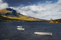 Écosse, île de Skye, Loch Fada avec 3 bateaux et Old Man of Storr