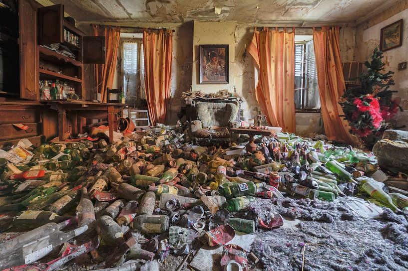 Bottle addiction living room in abandoned house by Ivana Luijten
