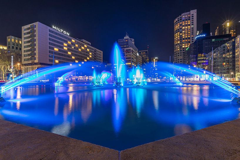 Der Hofplein-Brunnen in Rotterdam mit dem Hilton Hotel und Weena von MS Fotografie | Marc van der Stelt