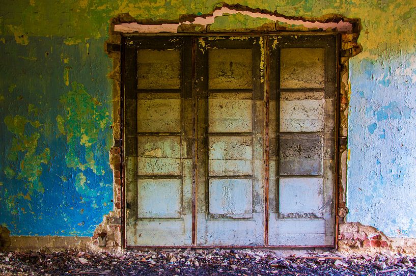 Türen in einem verlassenen baufälligen Haus von Ton de Koning