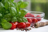 Tomates fraîches, basilic et poivre