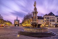 Platz De Brink in Deventer mit Museum De Waag und Brunnen