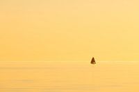 Un voilier sur l'IJsselmeer au coucher du soleil