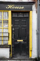 La porte noire de la maison du n° 62