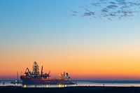 Boot bij de Maasvlakte Rotterdam bij zonsondergang