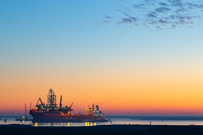 Boot bij de Maasvlakte Rotterdam bij zonsondergang par Renske Breur