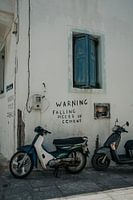 AVERTISSEMENT, CHUTE DE MORCEAUX DE CIMENT.