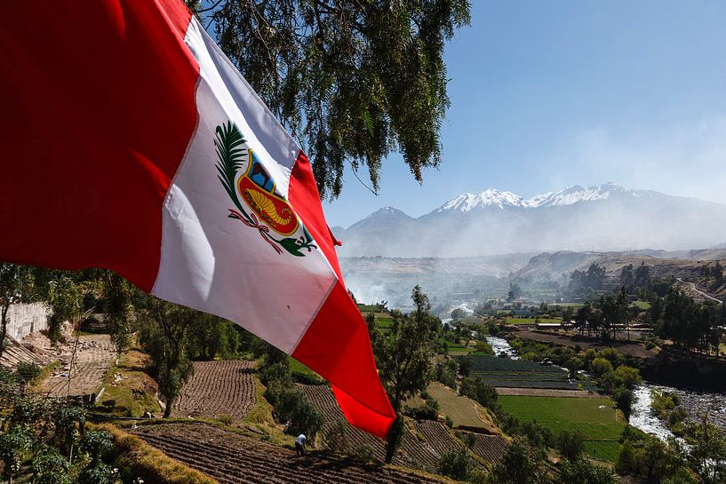 Arequipa, volcan Pichu Pichu et drapeau, Pérou, Amérique du Sud par Martin Stevens