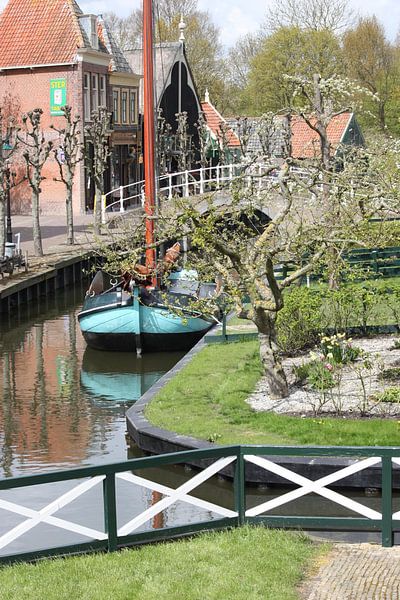 Boot in de gracht met brug von M Ravensbergen