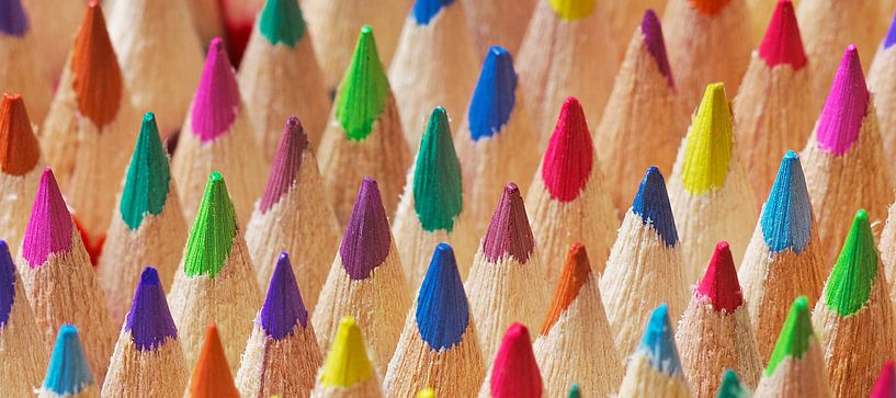 Nahaufnahme von bunten Bleistiftspitzen von TMO photography