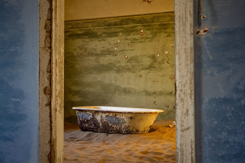 Badewanne in Kolmanskop, Namibia von Menso van Westrhenen
